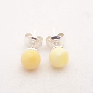 Сребърни обици с бял кехлибар