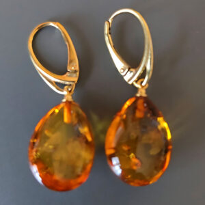 Обеци от кехлибар с жълто сребро, английска закопчалка. Капка коняк